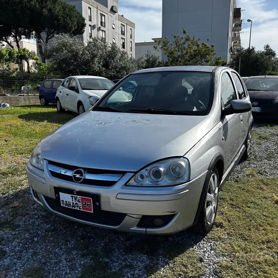Usata Opel Corsa Cosmo 69 CV (50 kW) 2005 Grigio Utilitaria
