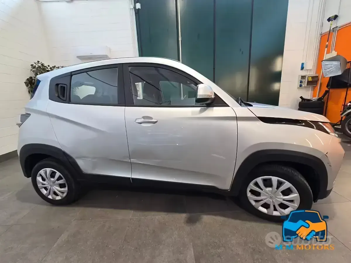 Usata Mahindra KUV100 87 CV (63 kW) 2023 Grigio SUV