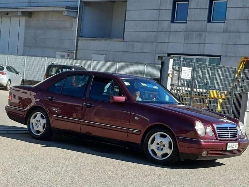 Usata Mercedes 200 Avantgarde 136 CV (100 kW) 1997 Lilla Berlina