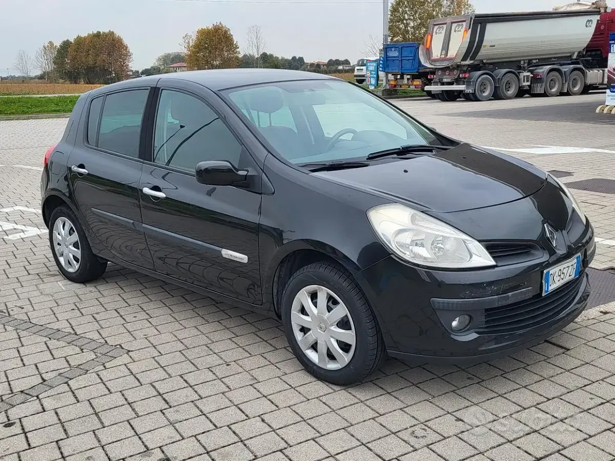 Usata Renault Clio II Dynamique 75 CV (55 kW) 2007 Nero Utilitaria