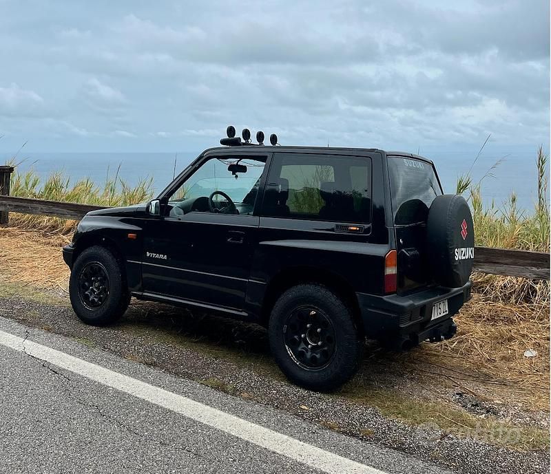 Usata Suzuki Vitara 75 CV (55 kW) 1997 Nero Station wagon