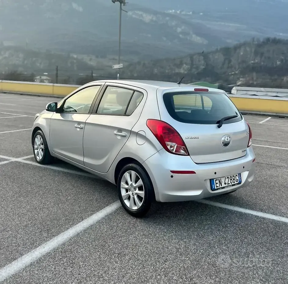 Usata Hyundai i20 Edition 75 CV (55 kW) 2013 Grigio Utilitaria