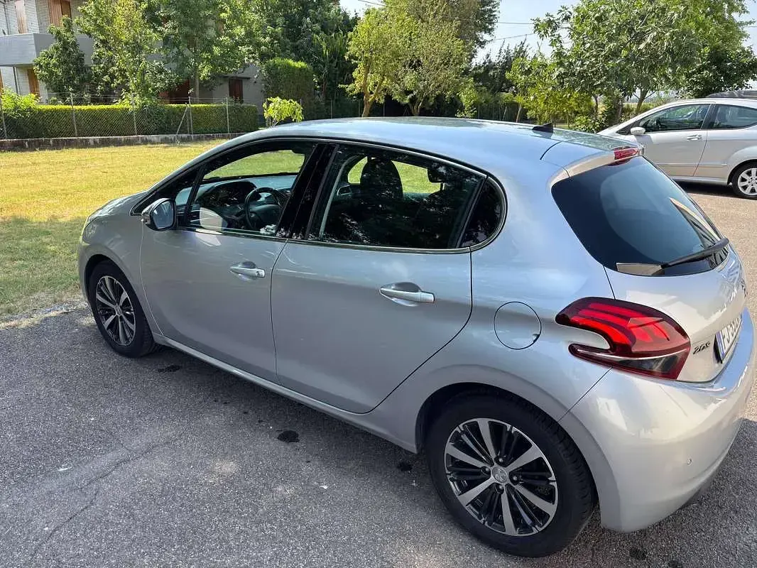 Usata Peugeot 208 Allure 82 CV (60 kW) 2017 Argento Utilitaria