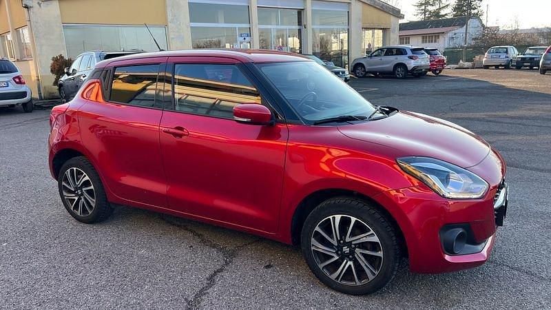 Usado Suzuki Swift 83 CV (61 kW) 2023 Rojo Berlina