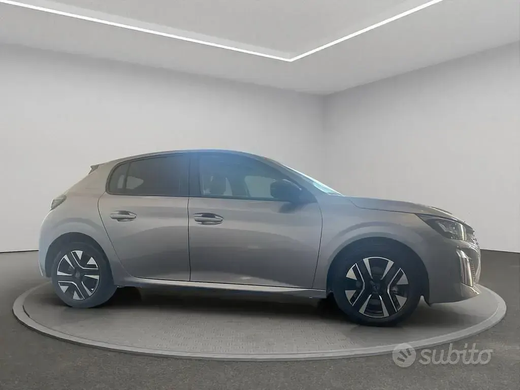 Usata Peugeot 208 Allure 101 CV (74 kW) 2025 Grigio Utilitaria