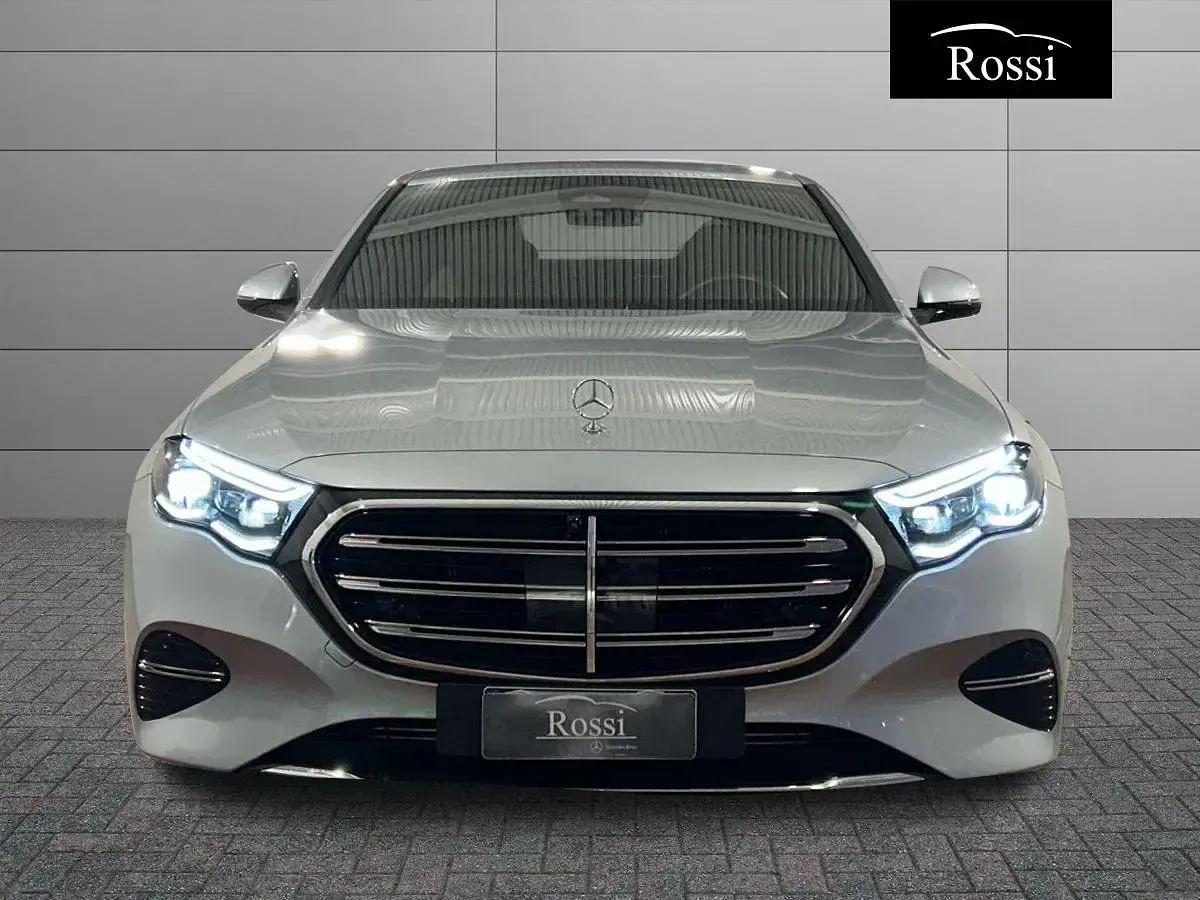 Usata Mercedes E220 Premium 197 CV (144 kW) 2024 Grigio chiaro metallizzato Berlina