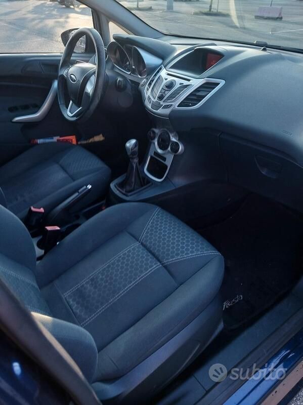 Usata Ford Fiesta 70 CV (51 kW) 2011 Blu Utilitaria