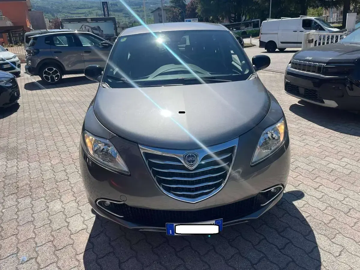 Usata Lancia Ypsilon Gold 69 CV (50 kW) 2015 Grigio Utilitaria