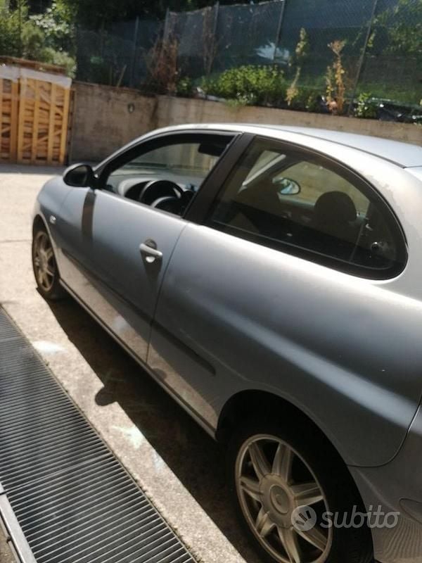 Usata Seat Ibiza 101 CV (74 kW) 2002 Grigio Berlina