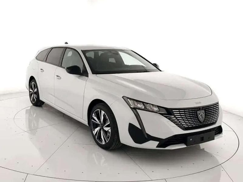 Metallisee vernis blanc okenit Usata 2024 Peugeot 308 Allure Tre volumi | 23.700 € (Buon prezzo) - Immagine 1/4