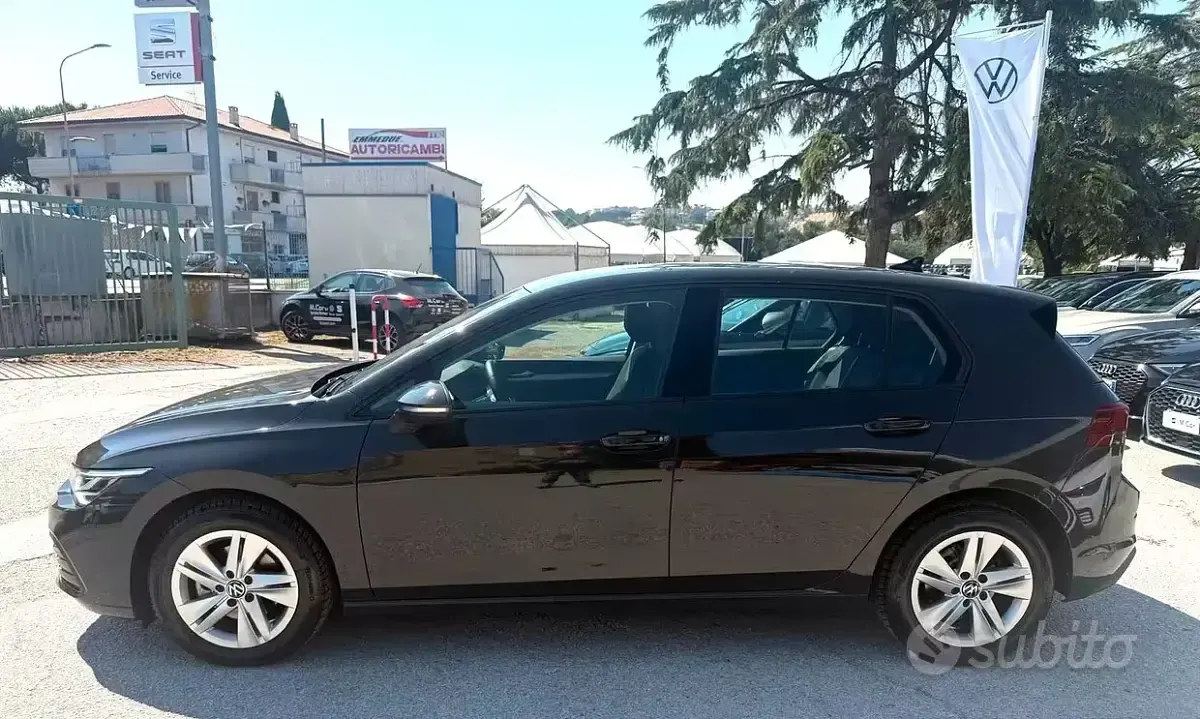 Usata VW Golf VIII Life 131 CV (96 kW) 2023 Urano gray Berlina
