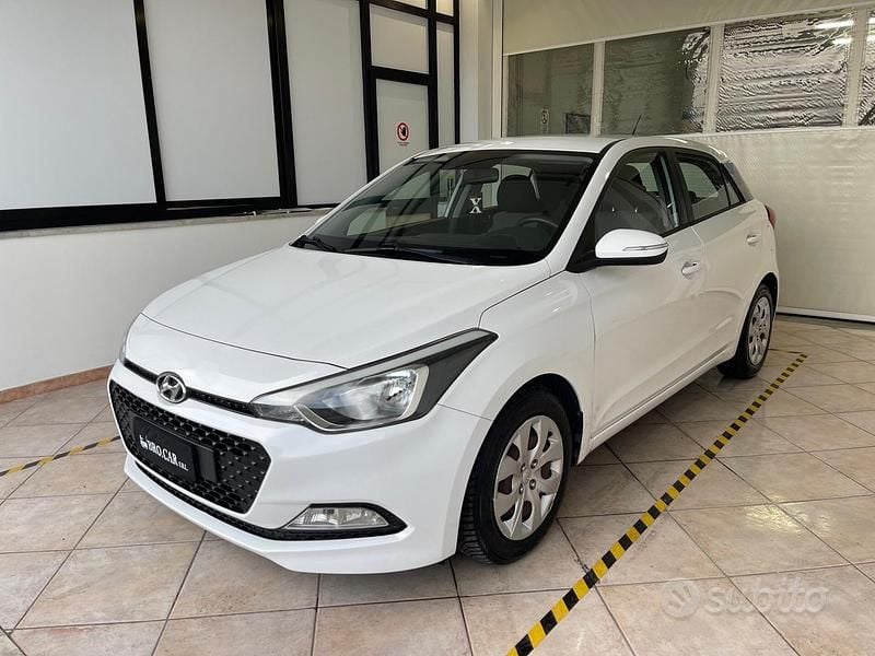 Bianco Usata 2016 Hyundai i20 Classic Tre volumi | 7900 € (Cara) - Immagine 1/4