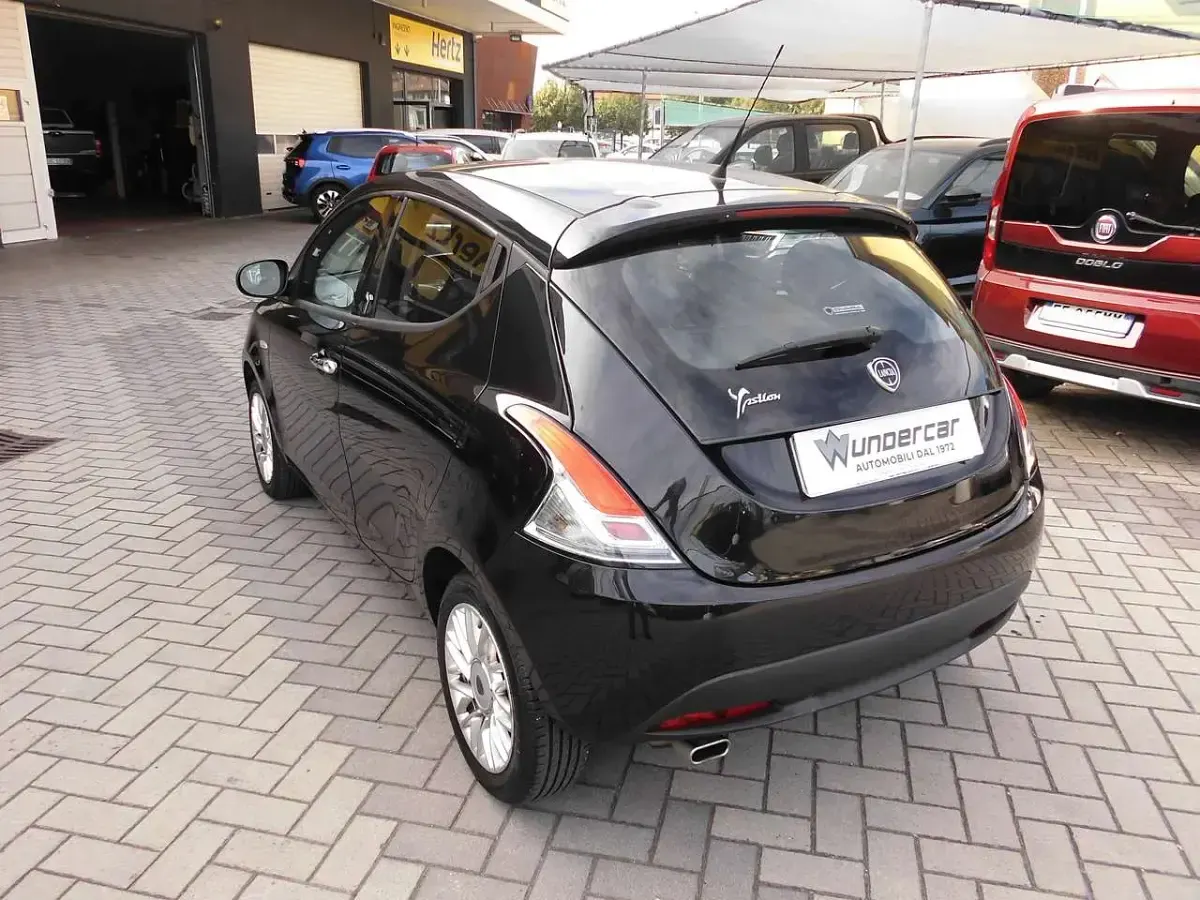 Usata Lancia Ypsilon Silver 95 CV (69 kW) 2013 Nero Utilitaria