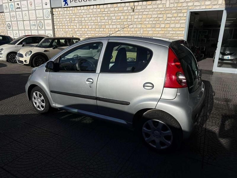 Usata Peugeot 107 Active 68 CV (50 kW) 2009 Argento Utilitaria
