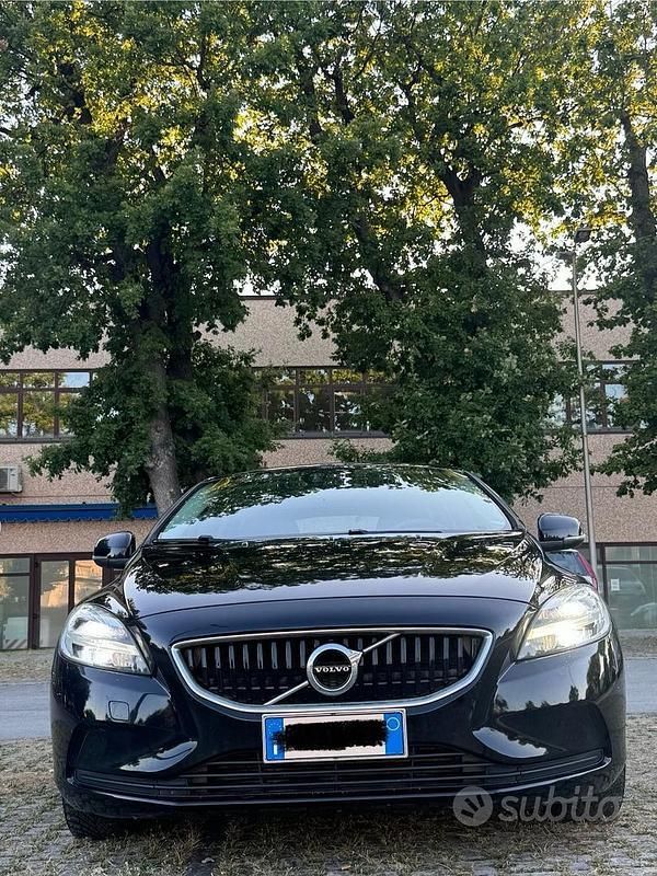 Nero Usata 2017 Volvo V40 Momentum Station wagon | 10.500 € (Buon prezzo) - Immagine 1/4