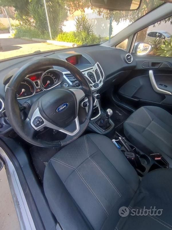 Usata Ford Fiesta Titanium 70 CV (51 kW) 2010 Grigio Utilitaria