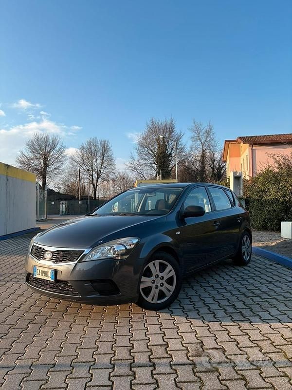 Usata Kia Ceed 95 CV (69 kW) 2010 Grigio Utilitaria