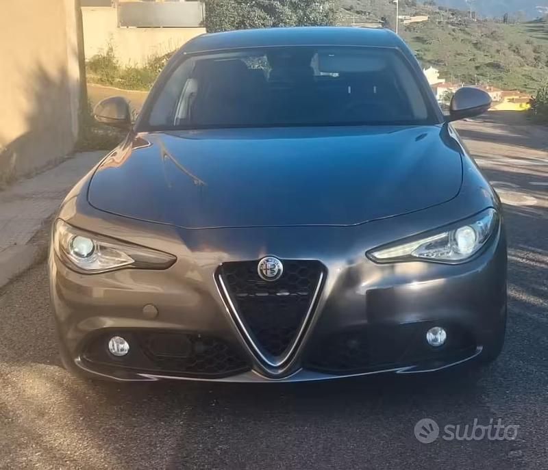 Usata Alfa Romeo Giulia 150 CV (110 kW) 2018 Grigio Berlina