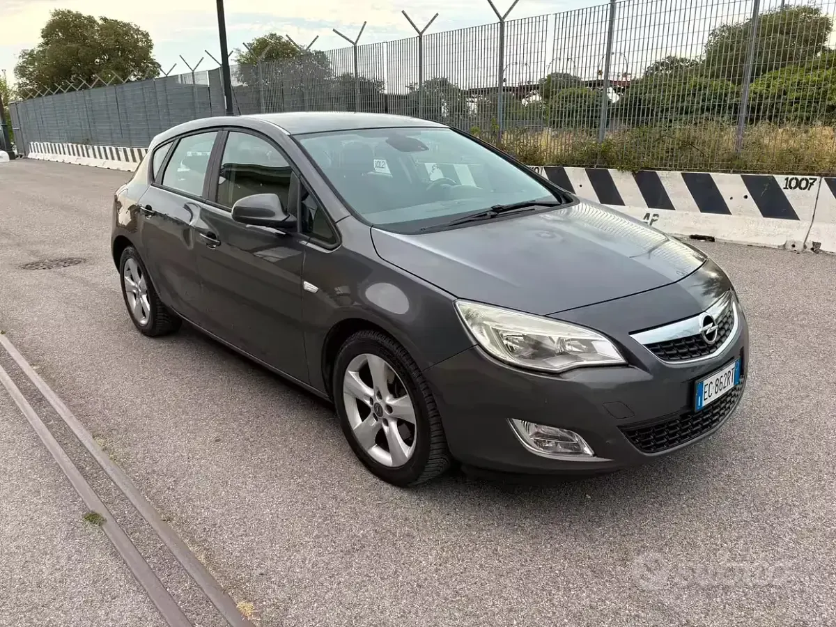 Usata Opel Astra Cosmo 110 CV (80 kW) 2010 Nero Berlina