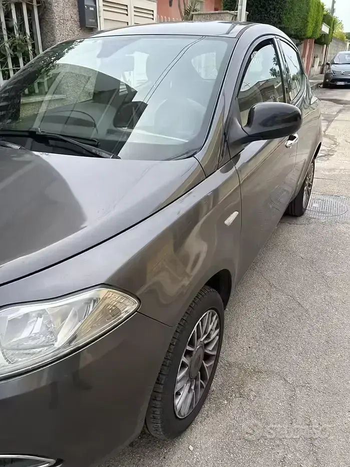 Usata Lancia Ypsilon 85 CV (62 kW) 2013 Grigio Utilitaria