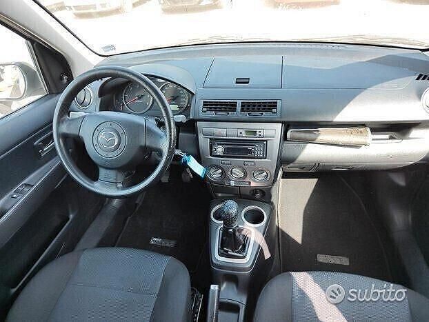 Begagnad Mazda 2 75 HK (55 kW) 2007 Grå Halvkombi