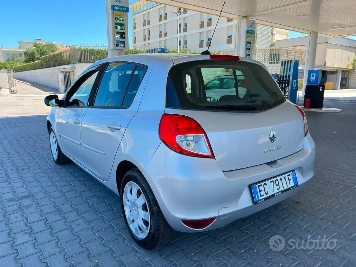 Usata Renault Clio II 75 CV (55 kW) 2010 Grigio Berlina