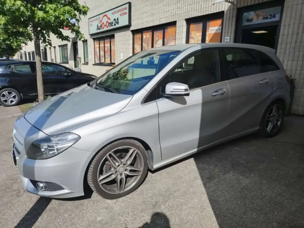 Usata Mercedes B180 Premium 109 CV (80 kW) 2012 Argento metallizzato Monovolume