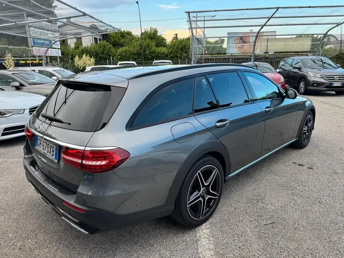 Usata Mercedes E400 Premium Plus 330 CV (242 kW) 2022 Grigio Station wagon