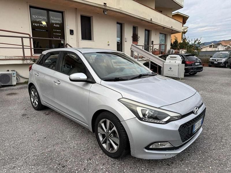 Argento Usata 2015 Hyundai i20 Style Tre volumi | 6700 € (Ottimo prezzo) - Immagine 1/4