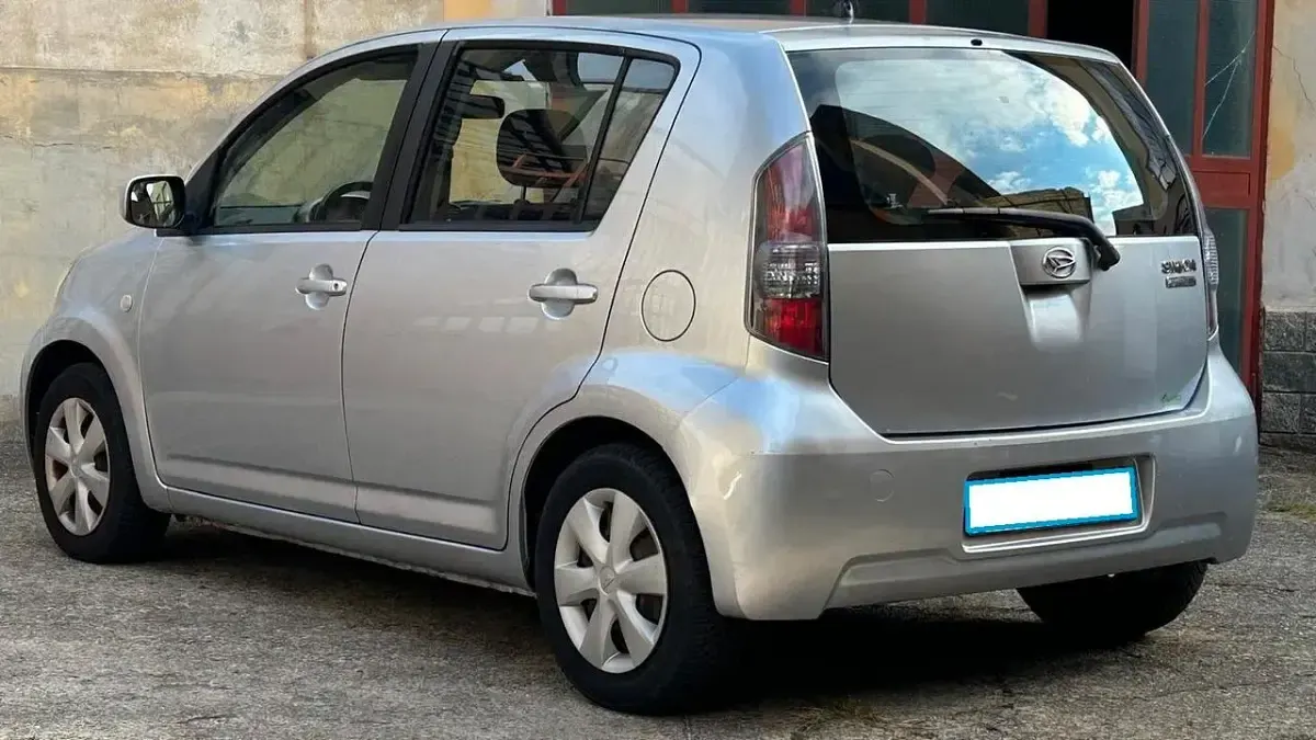 Usata Daihatsu Sirion 69 CV (50 kW) 2011 Argento Utilitaria