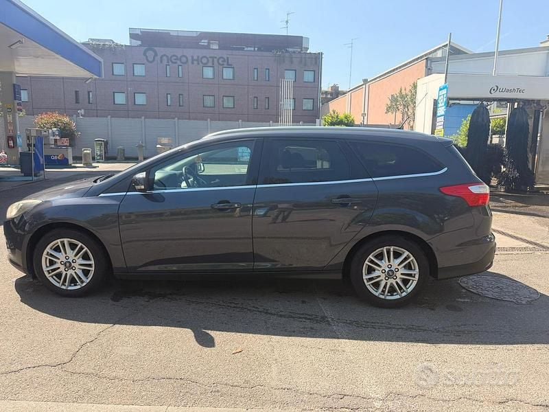 Begagnad Ford Focus Titanium 125 HK (91 kW) 2012 Blå Sedan