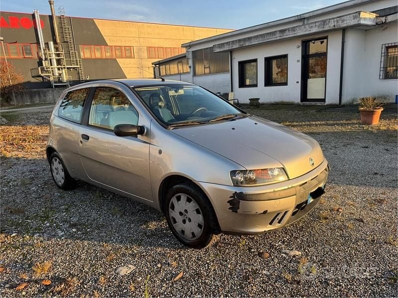 Grigio Usata 2001 Fiat Punto Tre volumi | 500 € (Super prezzo) - Immagine 1/4