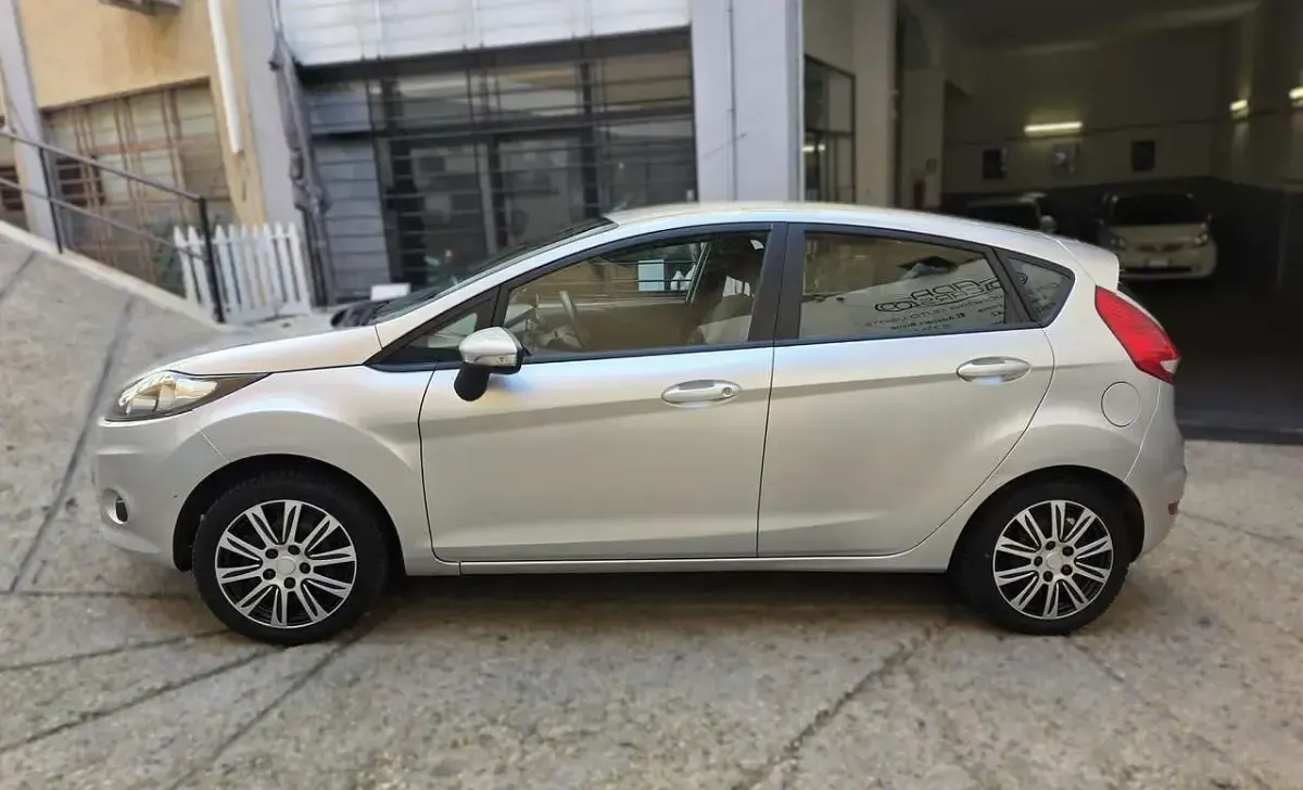 Usata Ford Fiesta 97 CV (71 kW) 2010 Grigio Berlina