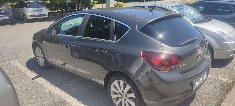 Usata Opel Astra Cosmo 125 CV (91 kW) 2011 Grigio Berlina