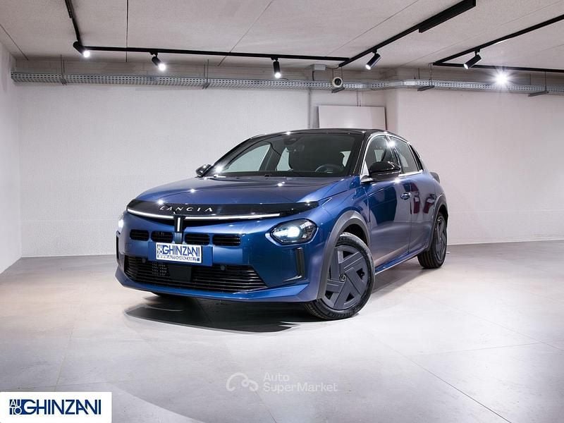 Usata Lancia Ypsilon 101 CV (74 kW) 2024 Blu / tetto nero Utilitaria