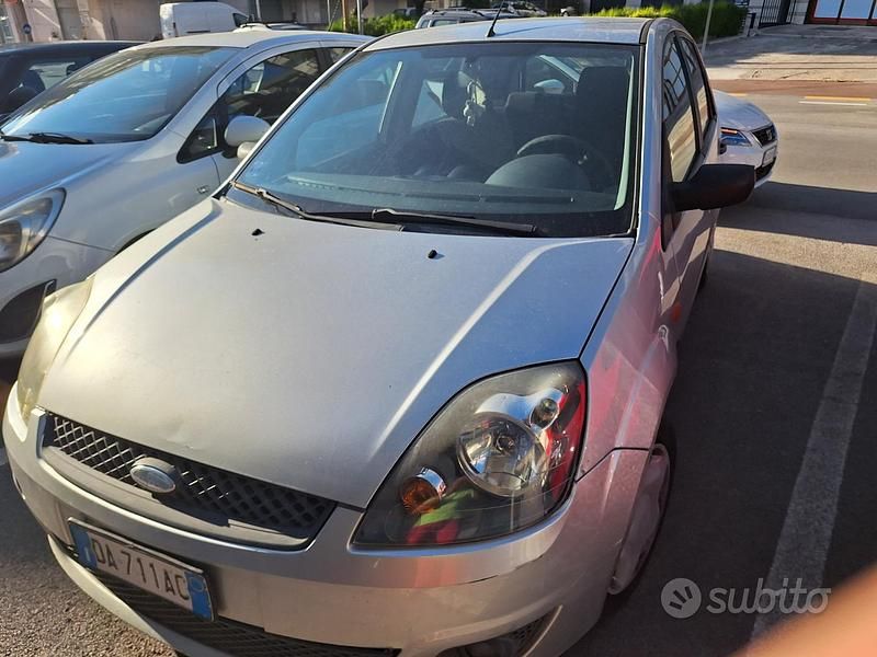 Usata Ford Fiesta 53 CV (38 kW) 2006 Grigio Utilitaria