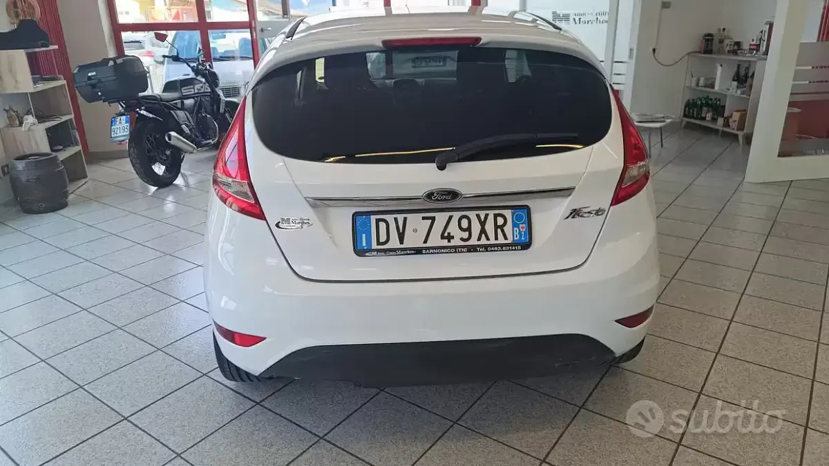 Usata Ford Fiesta 82 CV (60 kW) 2009 Bianco Utilitaria