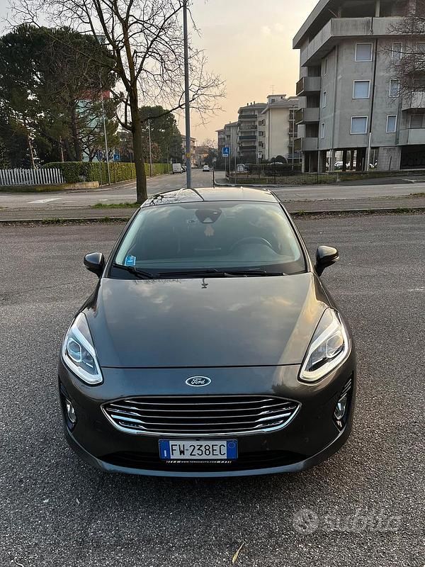 Usata Ford Fiesta 100 CV (73 kW) 2019 Grigio Utilitaria
