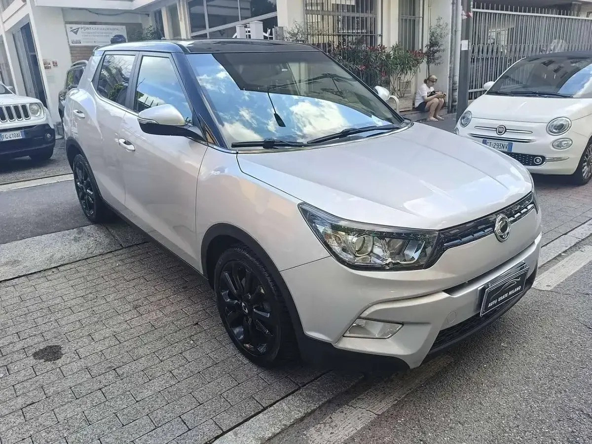 Usata SsangYong Tivoli 128 CV (94 kW) 2015 Argento SUV