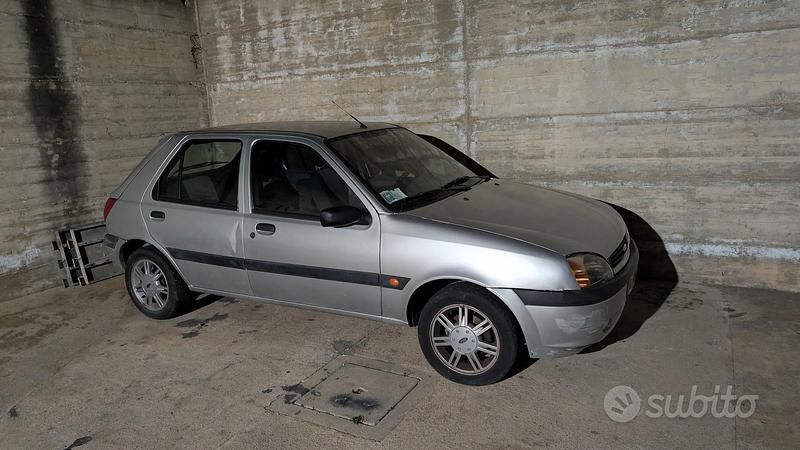 Usata Ford Fiesta 75 CV (55 kW) 2000 Grigio Utilitaria