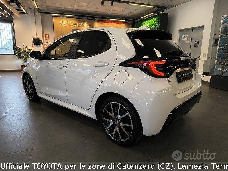 Usata Toyota Yaris Hybrid Lounge 115 CV (84 kW) 2021 Bianco Berlina
