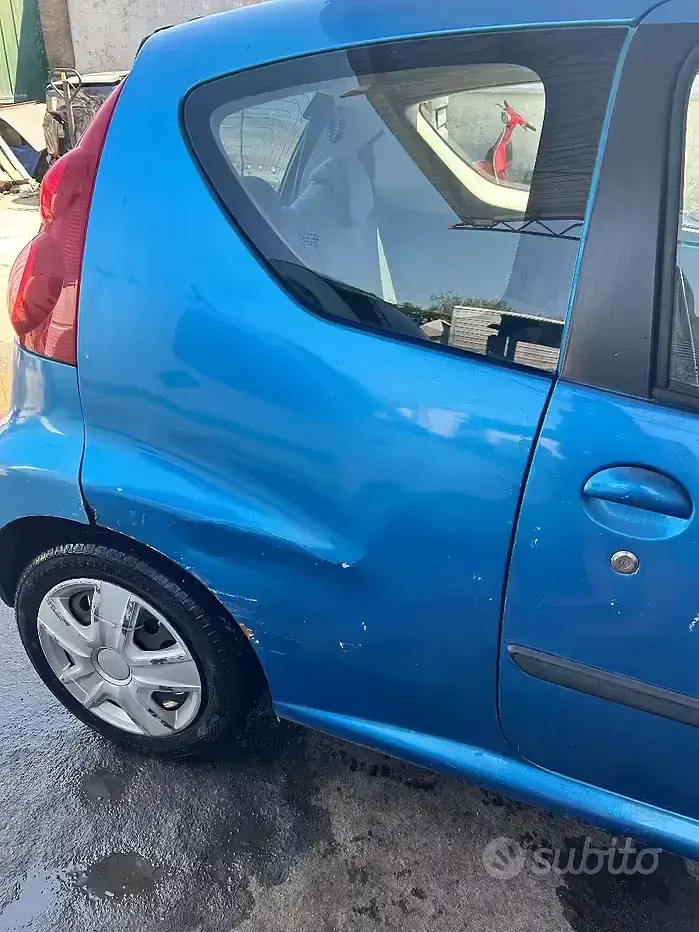 Usata Peugeot 107 68 CV (50 kW) 2007 Bluazzurro Utilitaria