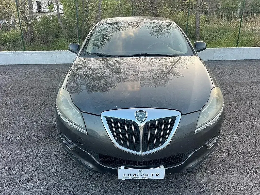 Usado Lancia Delta Gold 120 CV (88 kW) 2011 Gris Utilitario