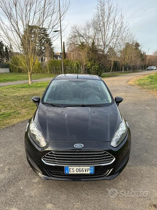 Usado Ford Fiesta 75 CV (55 kW) 2013 Negro Utilitario