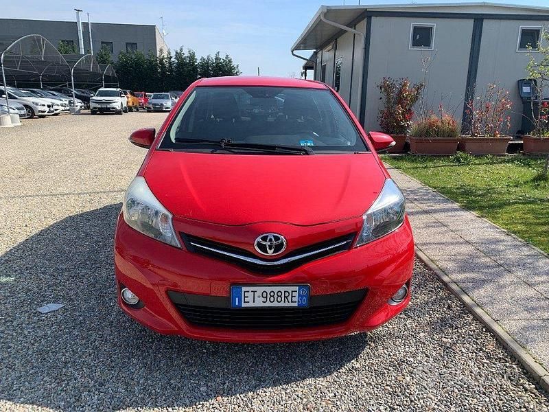 Usata Toyota Yaris Lounge 69 CV (50 kW) 2014 Rosso Utilitaria