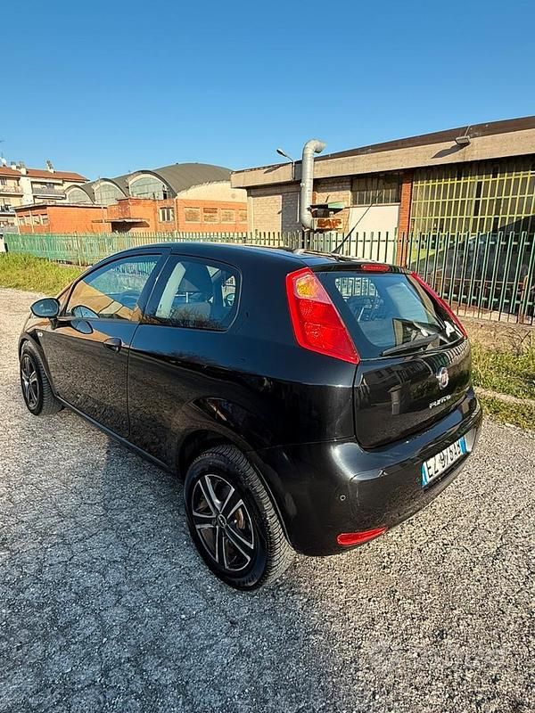 Usata Fiat Grande Punto 77 CV (56 kW) 2015 Nero Utilitaria