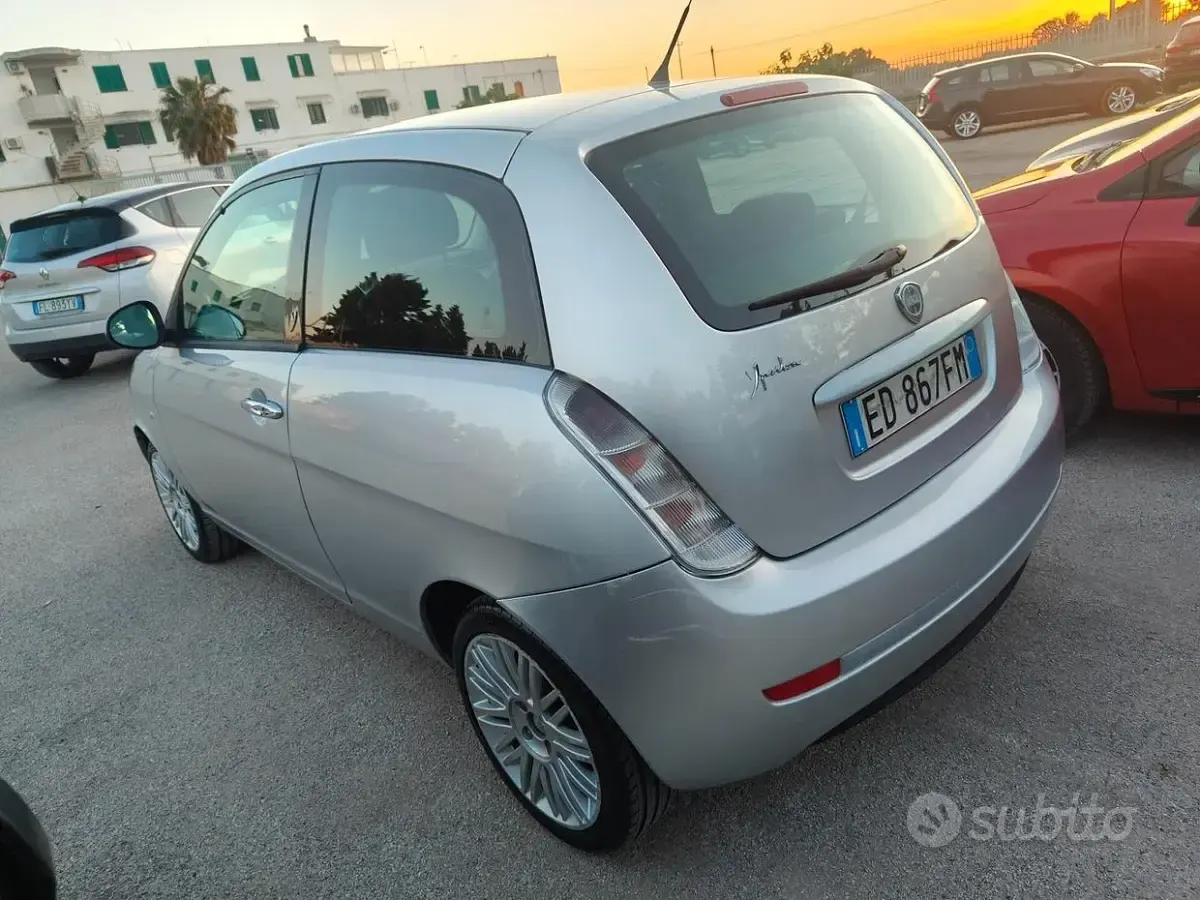 Usata Lancia Ypsilon 69 CV (50 kW) 2010 Grigio Utilitaria