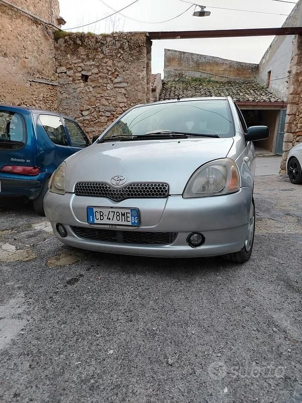 Usata Toyota Yaris 68 CV (50 kW) 2002 Grigio Berlina