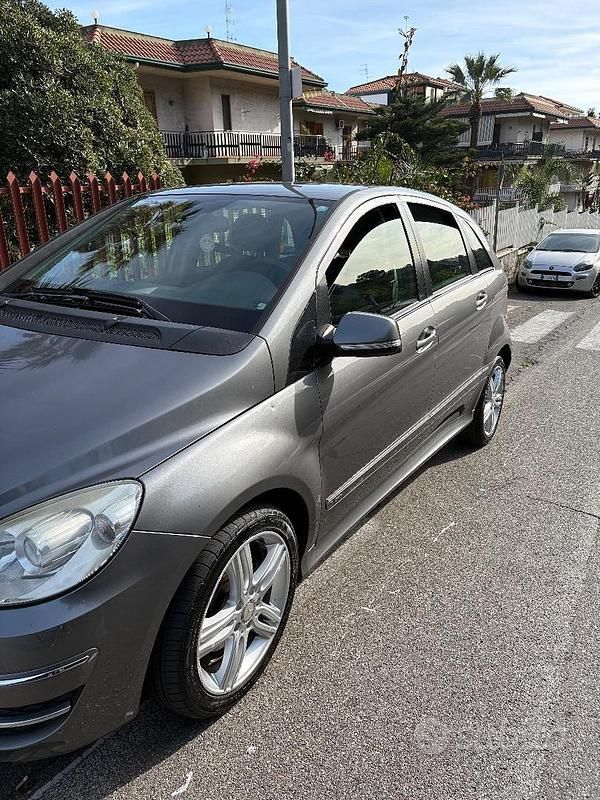 Usata Mercedes B200 2009 Grigio Monovolume