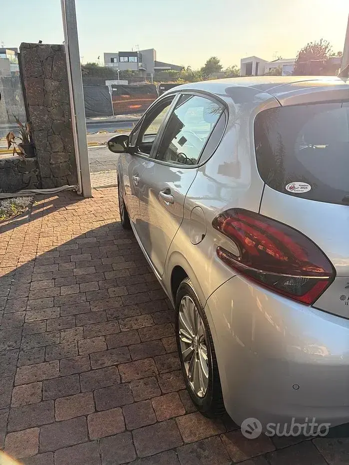 Usata Peugeot 208 Allure 75 CV (55 kW) 2017 Grigio Utilitaria
